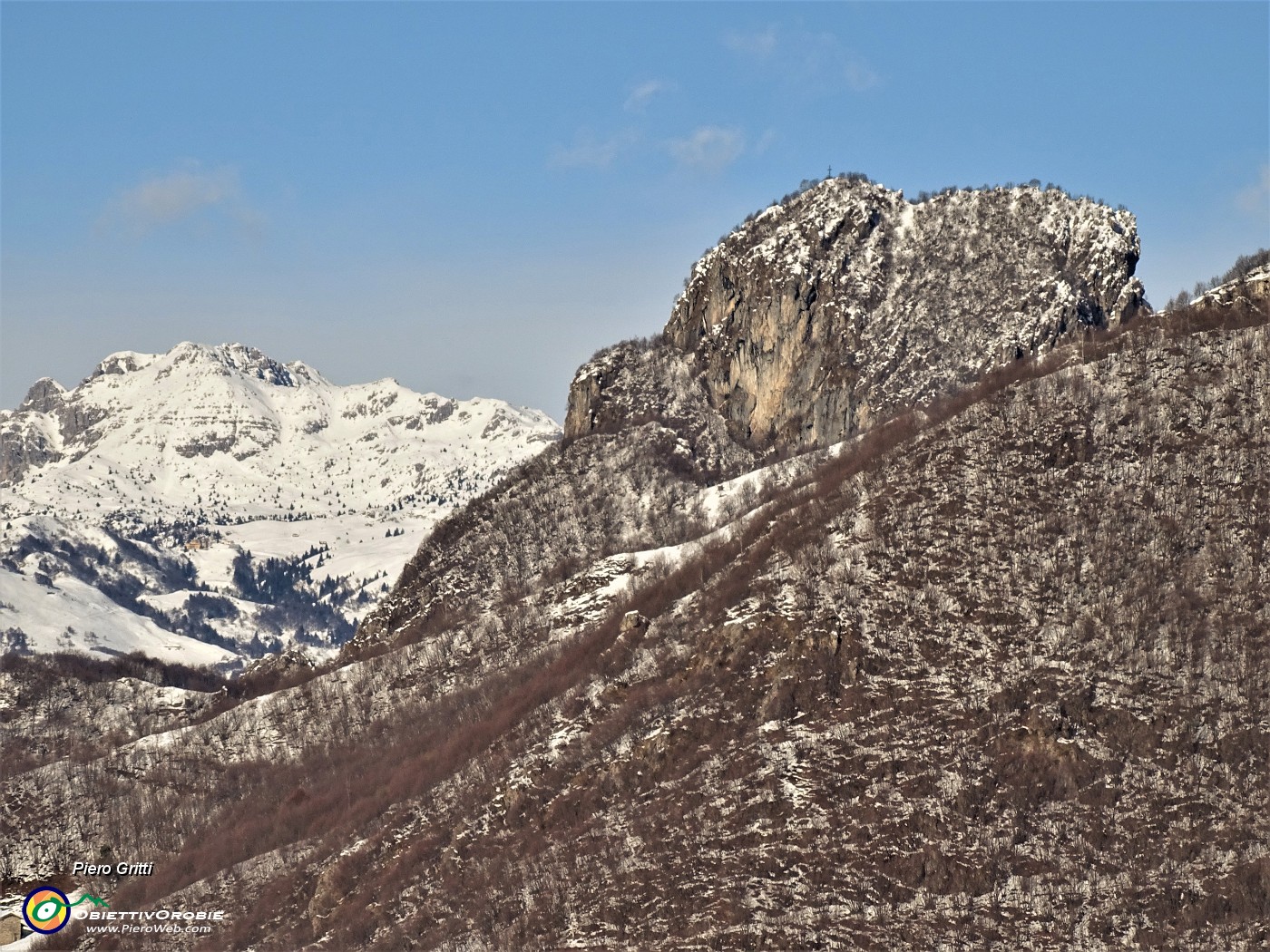 14 Zoom verso la Corna Camoscera-'Coren' (1329 m) e oltre lo Zuccone Campelli .JPG